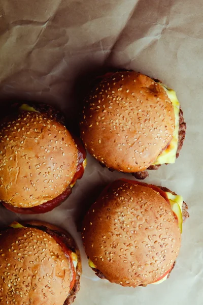 Hermosa hamburguesa fresca un primer plano en el papel de fondo —  Fotos de Stock