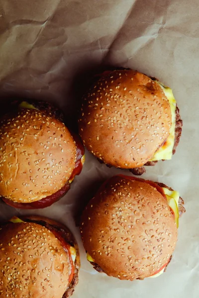 Gyönyörű friss burger a Vértes, a háttér papír — Stock Fotó