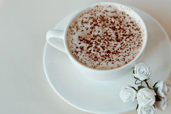 Чашка кофе с сердцем на белом деревянном фоне — стоковое фото