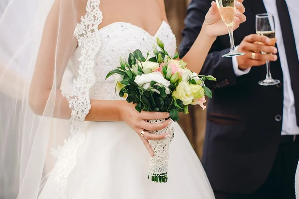 Prachtige bruiloft boeket in handen van de bruid — Stockfoto