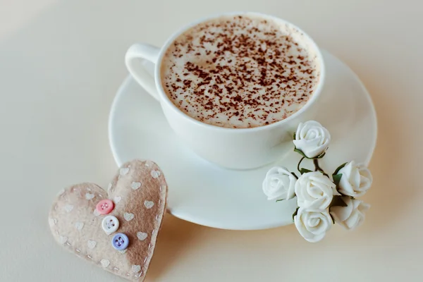 Schöne Kaffeetasse mit Herz auf weißem Holzhintergrund — Stockfoto