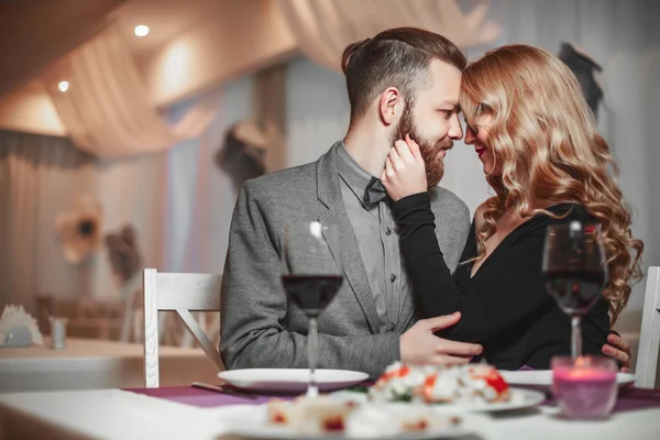 美しい若いカップルと高級レストランで赤ワインのガラス — ストック写真