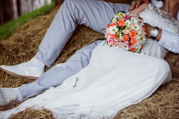 花嫁の手に美しい結婚式の花束 — ストック写真