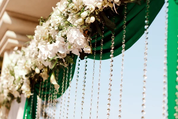Hermoso arco de boda decorado con flores — Foto de Stock