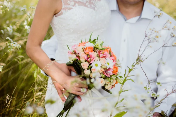 Belo buquê de casamento em mãos da noiva — Fotografia de Stock