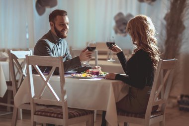 Kırmızı şarap lüks restoranda gözlüklü güzel genç Çift