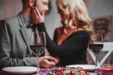 Kırmızı şarap lüks restoranda gözlüklü güzel genç Çift