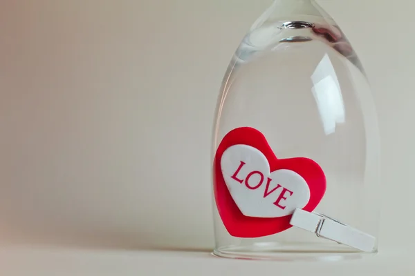 Piękne serce miłością napis w szybie. Oryginalny Valentine — Zdjęcie stockowe