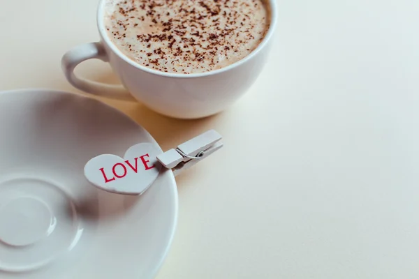 Чашка кофе с сердцем кекс на белом деревянном фоне — стоковое фото