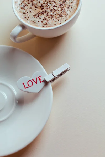 Чашка кофе с сердцем кекс на белом деревянном фоне — стоковое фото