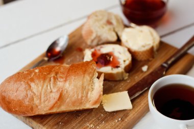 Tost reçelli tabak ve bardak çay parlak zemin üzerine
