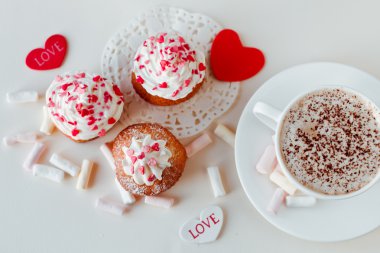 Kalp ile güzel kahve fincanı