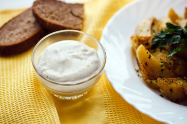 otlar ve baharatlar beyaz tabakta güzel kızarmış patates