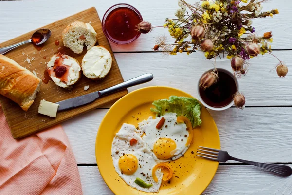 Dvě smažená vejce pro zdravou snídani na bílý dřevěný stůl — Stock fotografie