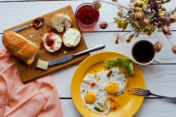 Deux œufs frits pour un petit déjeuner sain sur une table en bois blanc — Photo