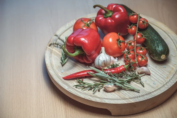 Légumes frais. Vue du dessus des tomates mûres rouges et du concombre sur une table en bois — Photo