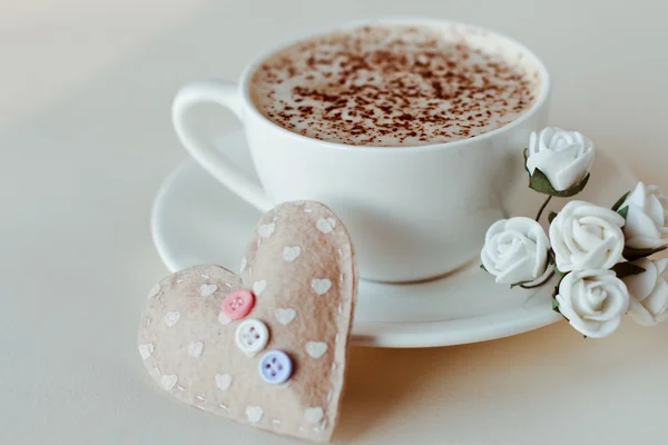 Schöne Kaffeetasse mit Herz — Stockfoto