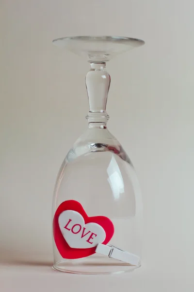 Ett vackert hjärta med inskriptionen kärlek i glaset. Ursprungliga Valentine — Stockfoto