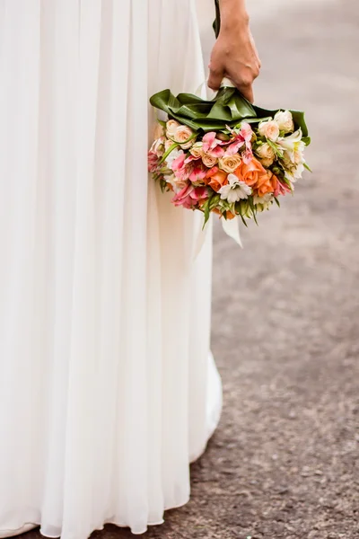 El ramo hermoso de boda en las manos de la novia — Foto de Stock