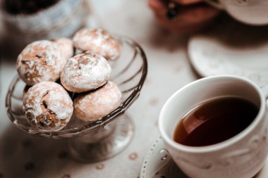 çay ve kek hafif bir arka plan üzerinde güzel kompozisyonu