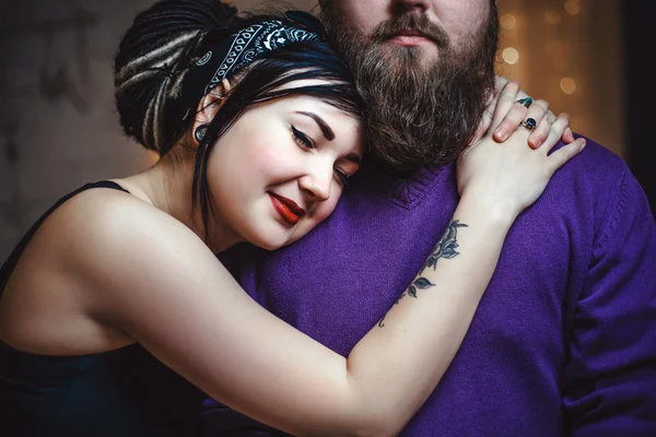 Hugging young couple in love with tattoos — Stock Photo, Image