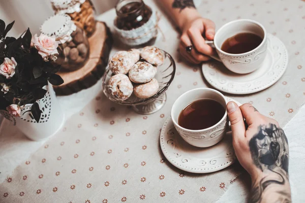 Een jongen en een meisje met twee kopjes thee — Stockfoto