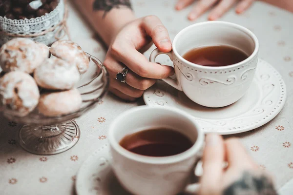 Ein Kerl und ein Mädchen mit zwei Tassen Tee — Stockfoto