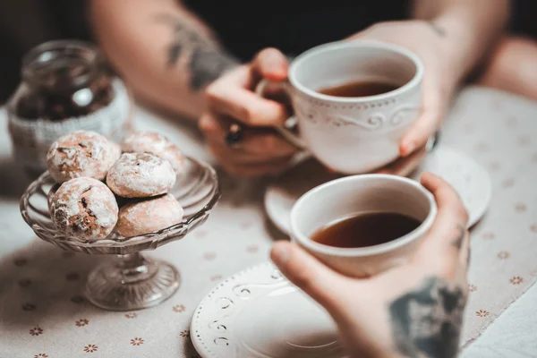 Een jongen en een meisje met twee kopjes thee — Stockfoto