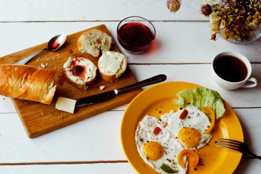 Beyaz ahşap masa üzerinde sağlıklı kahvaltı için iki kızarmış yumurta