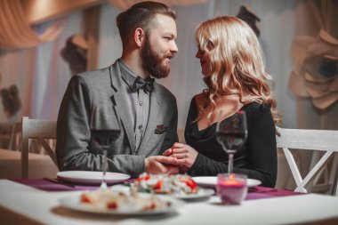 Kırmızı şarap lüks restoranda gözlüklü güzel genç Çift