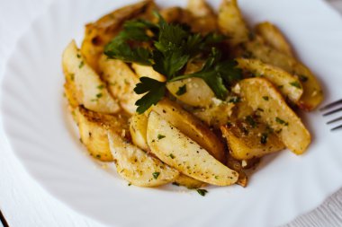 otlar ve baharatlar beyaz tabakta güzel kızarmış patates