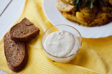 otlar ve baharatlar beyaz tabakta güzel kızarmış patates