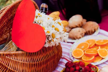 Güzel beyaz papatya sepeti bir çayır üzerinde