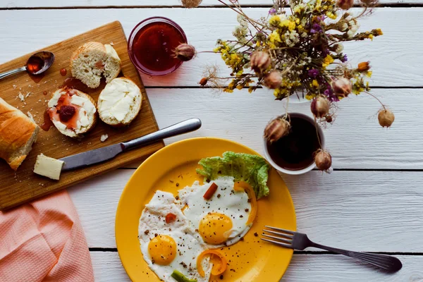 Deux œufs frits pour un petit déjeuner sain sur une table en bois blanc — Photo