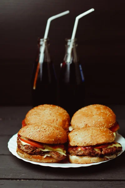 Hermosa hamburguesa fresca con cola primer plano en la mesa de madera —  Fotos de Stock