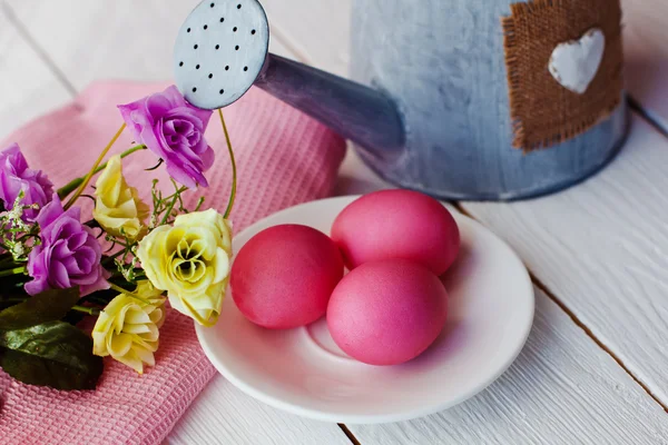 Páscoa rosa fundo de Páscoa com ovos e flores em fundo de madeira branca — Fotografia de Stock