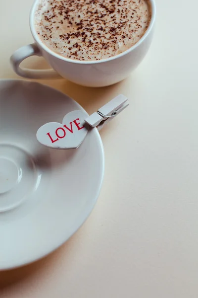 Чашка кофе с сердцем на белом деревянном фоне — стоковое фото