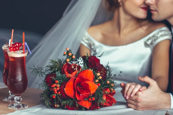 美しいレッド チェリーと赤いバラの花束を結婚式で新郎新婦の後ろに、結婚指輪とカクテル — ストック写真