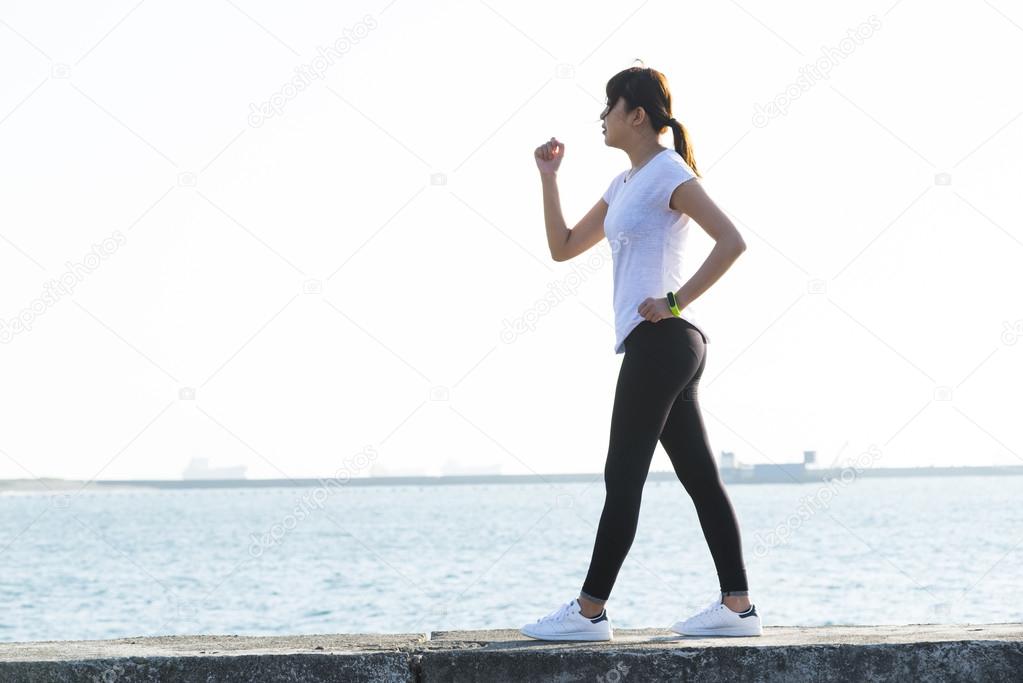 Eignung Der Jungen Frau Laufer Dehnen Beine Vor Ausfuhrung Stockfoto C Wayne0216