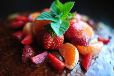 Sünger kek meyve ve çikolata ile