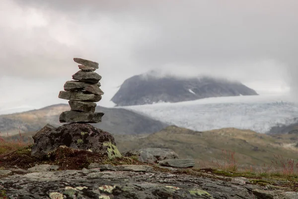 Landschap Met Een Mistige Berg Achter Een Besneeuwde Vallei Stenen — Stockfoto