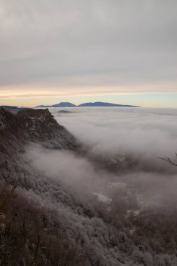 Sisli ve karlı arazi Katalonya 'daki Serra de Cabrera' da bazı tepeleri gösteriyor