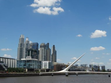 Şehir manzarası bazı gökdelenleri ve Arjantin 'de Buenos Aires nehrinin üzerinde bir köprüyü gösteriyor.