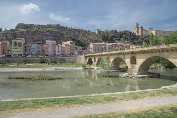 Most Přes Řeku Segre Několik Domů Městě Balaguer Katalánsku — Stock fotografie
