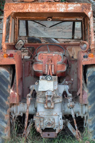 Vieux Tracteur Décomposition Rouge Abandonné Campagne — Photo