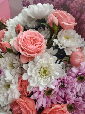 Narin kokulu bir buket taze çiçek. Zarif renkler ve doğanın mükemmel güzelliği..