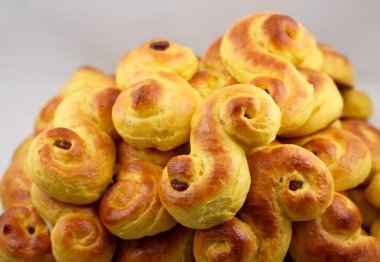 булочки шафрану проти сірим фоном