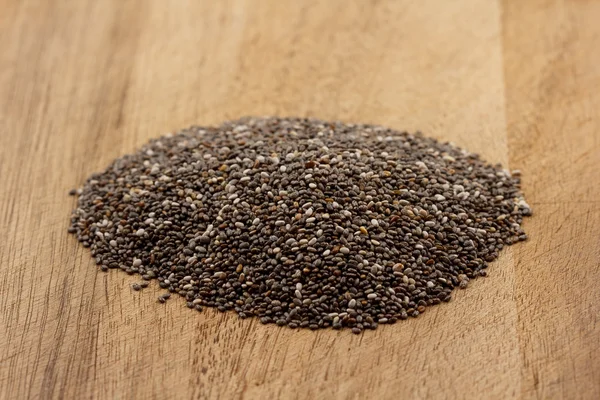 Heap de sementes de chia em madeira — Fotografia de Stock