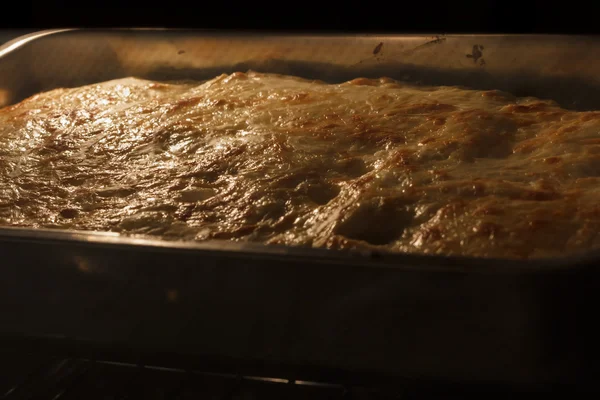 Lasagne im Ofen — Stockfoto