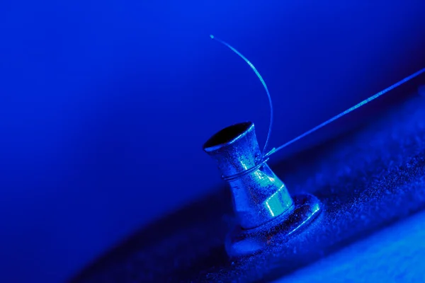 Guitarra eléctrica afinación clavijas en luz azul — Foto de Stock